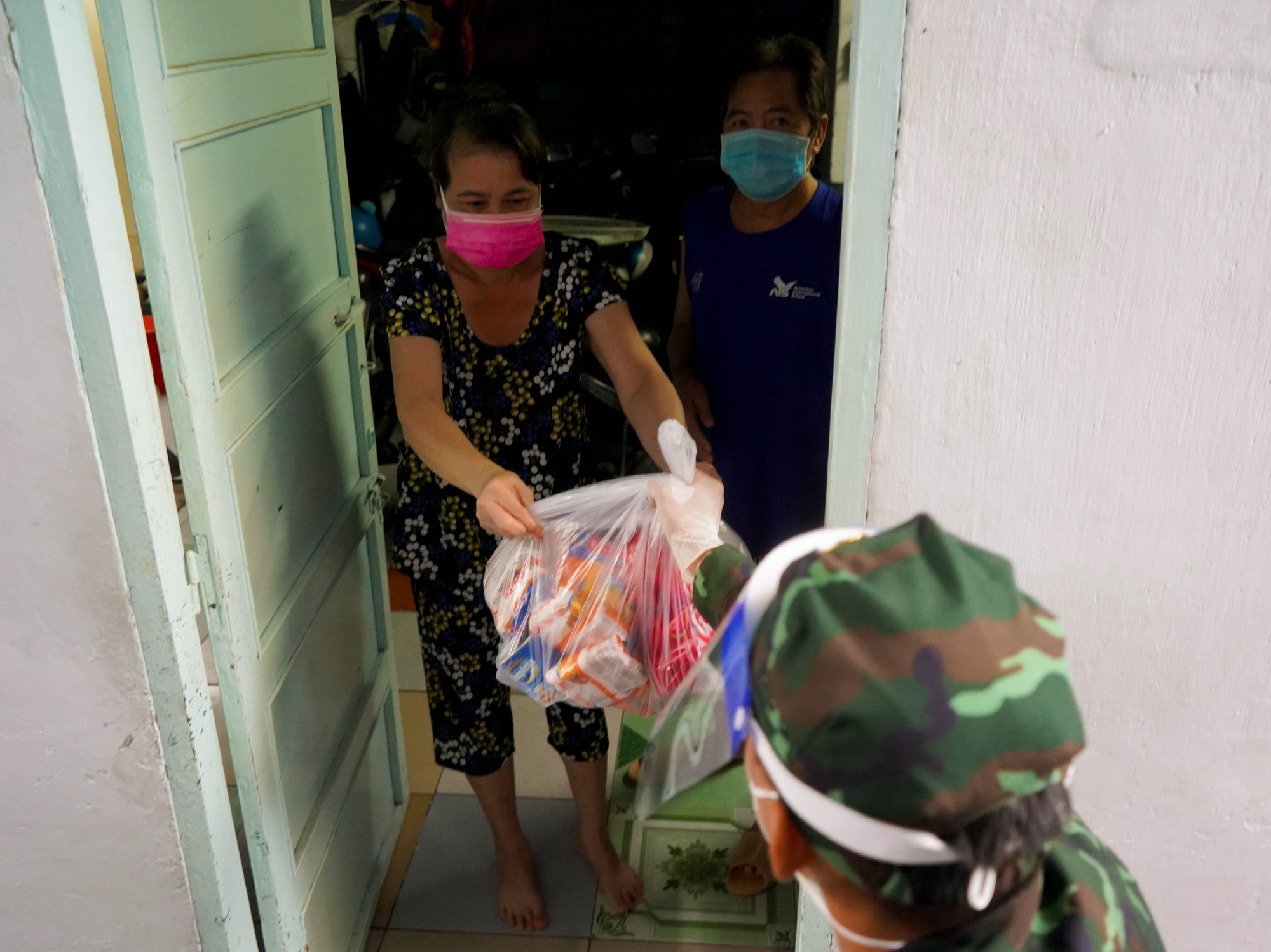 Ph&oacute;ng sự ảnh: Người d&acirc;n TP HCM bất ngờ thấy bộ đội d&ugrave;ng xe đạp thồ lương thực tr&ecirc;n phố - Ảnh 6.