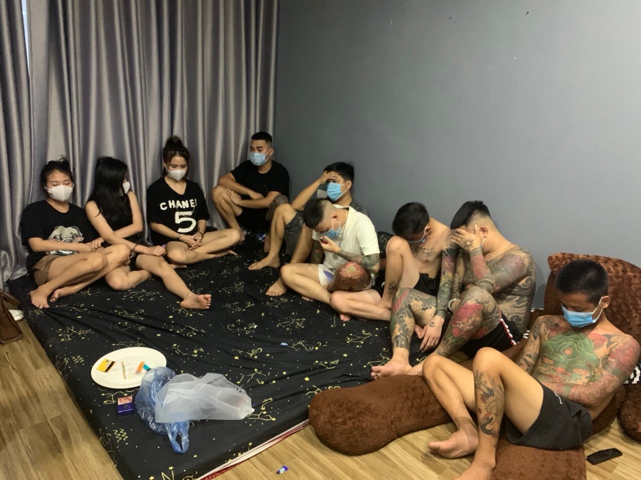 Đột k&iacute;ch tiệm nail, bắt 3 c&ocirc; g&aacute;i c&ugrave;ng 6 thanh ni&ecirc;n xăm trổ trong đại tiệc bay lắc - Ảnh 1.