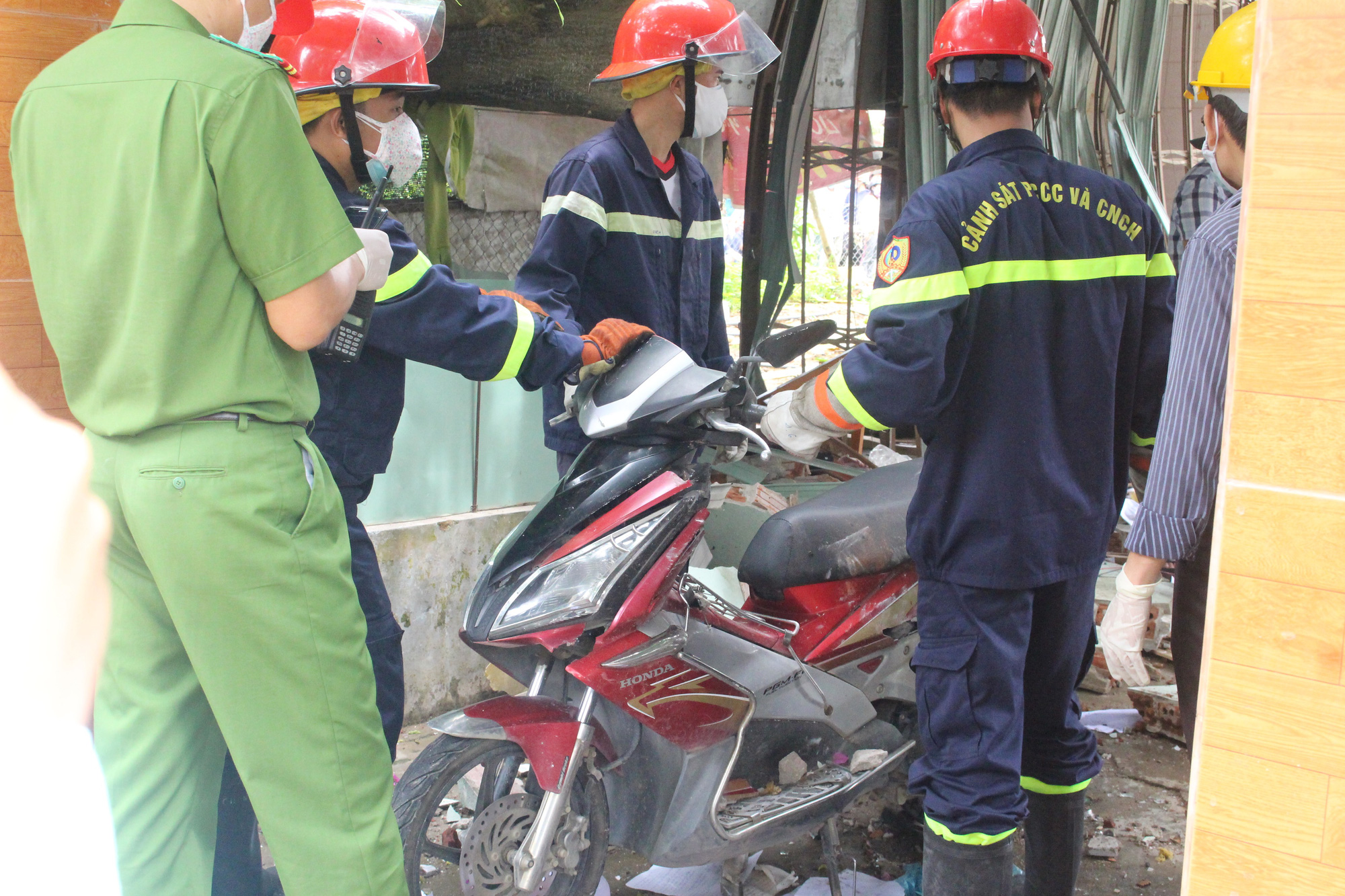 Vụ nổ kinh ho&agrave;ng 2 vợ chồng tử vong: Ph&aacute;t hiện nhiều k&iacute;p nổ - Ảnh 7.
