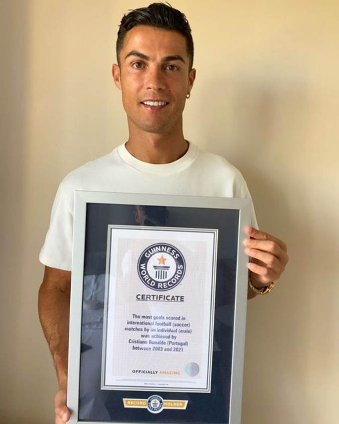 Si&ecirc;u sao Ronaldo được s&aacute;ch kỷ lục Guinness vinh danh - Ảnh 1.