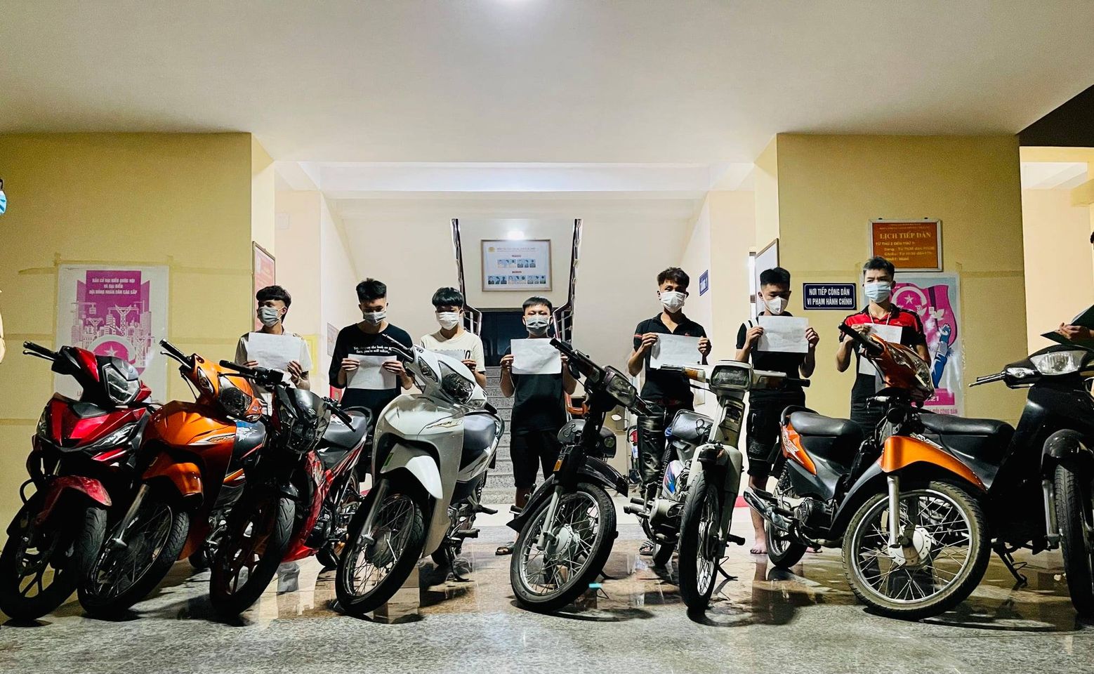 Hẹn nhau tổ chức đi xe lạng l&aacute;ch, đ&aacute;nh v&otilde;ng đ&ecirc;m 2-9, nh&oacute;m thanh ni&ecirc;n bị c&ocirc;ng an t&oacute;m gọn - Ảnh 1.