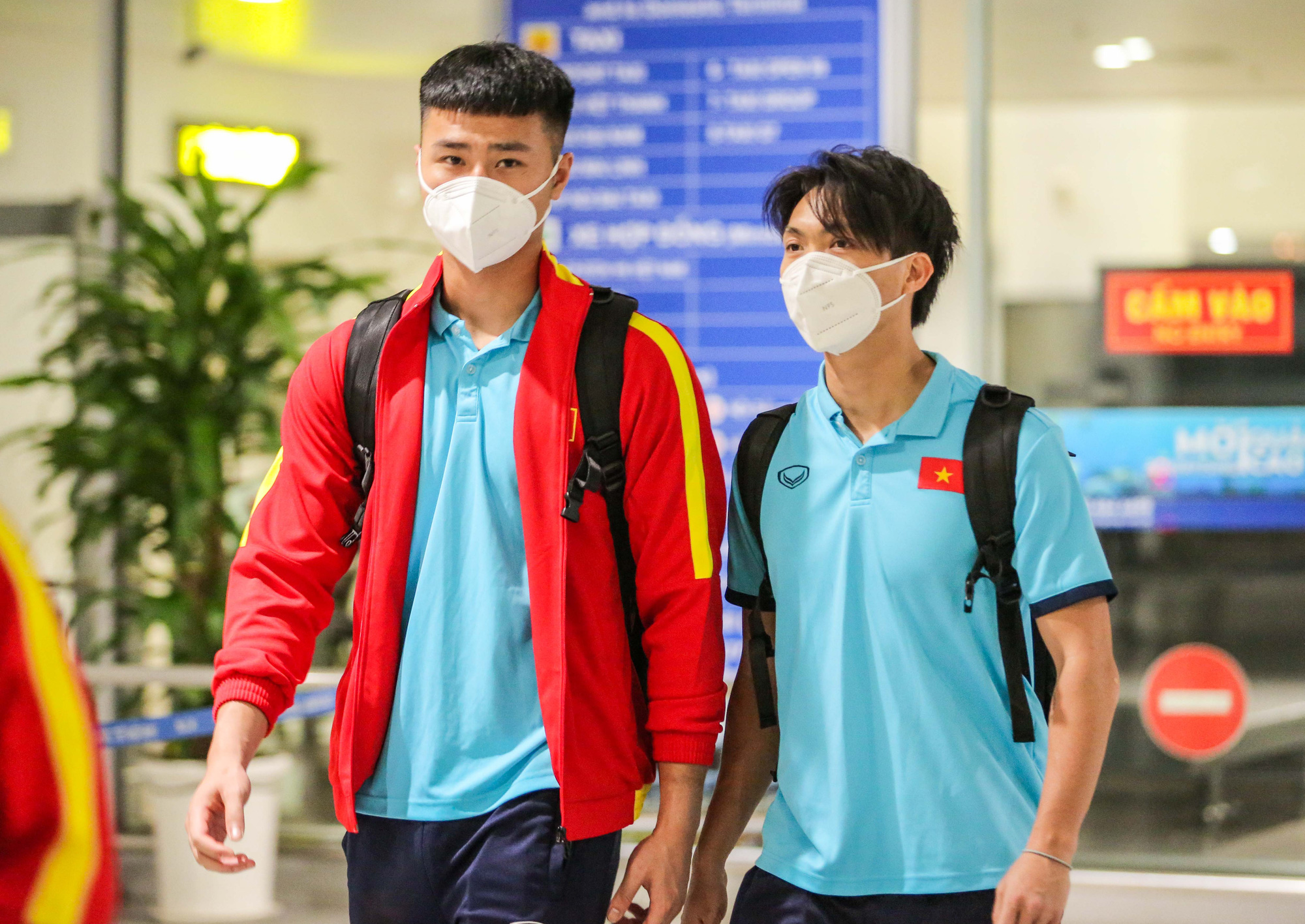 Đội tuyển Việt Nam về đến sân bay Nội Bài - Ảnh 11.