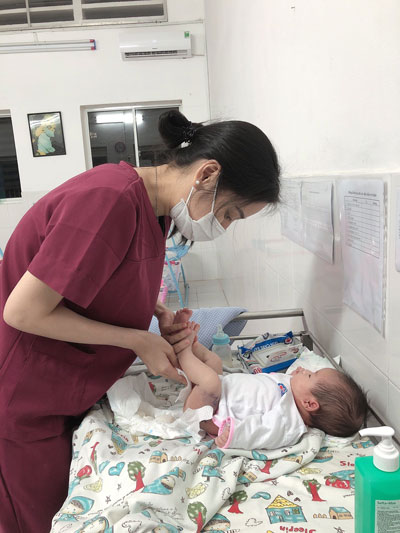 Nữ tiếp viên tình nguyện làm mẹ bỉm sữa - Ảnh 2.