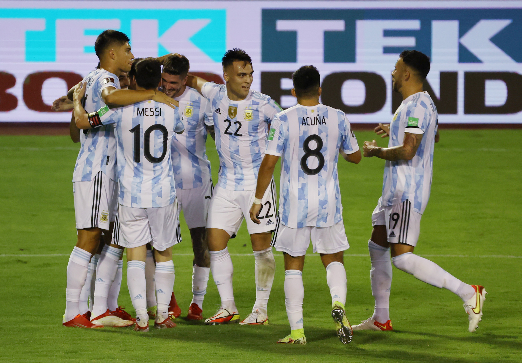 Messi bị triệt hạ, t&acirc;n vương Argentina thắng nh&agrave;n nh&atilde; Venezuela - Ảnh 5.