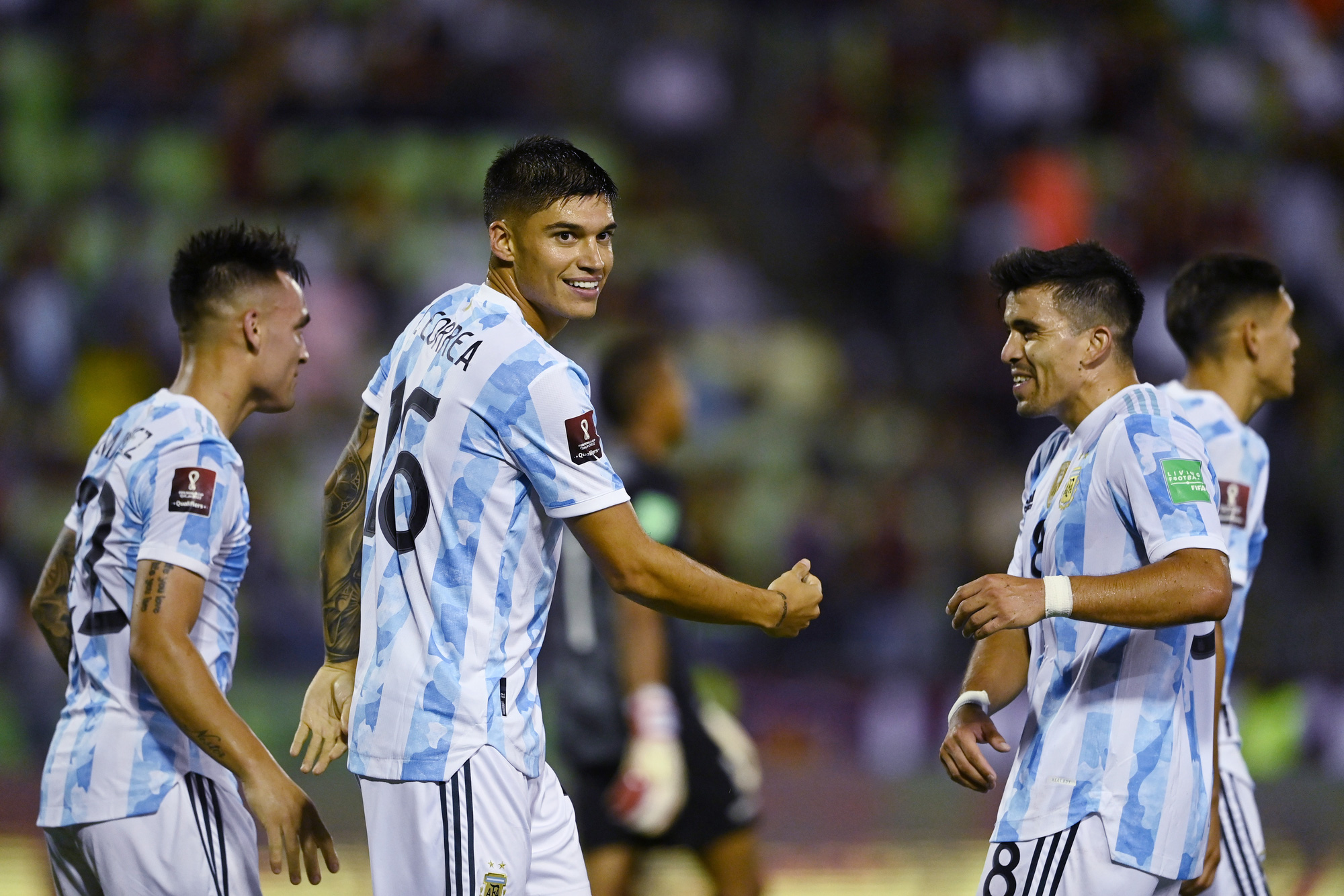 Messi bị triệt hạ, t&acirc;n vương Argentina thắng nh&agrave;n nh&atilde; Venezuela - Ảnh 4.