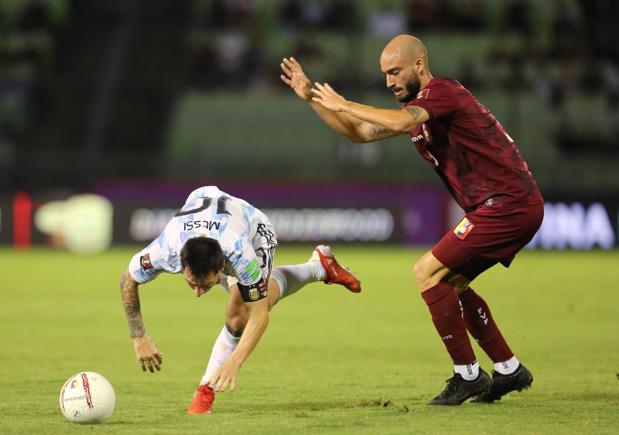 Messi bị triệt hạ, t&acirc;n vương Argentina thắng nh&agrave;n nh&atilde; Venezuela - Ảnh 2.