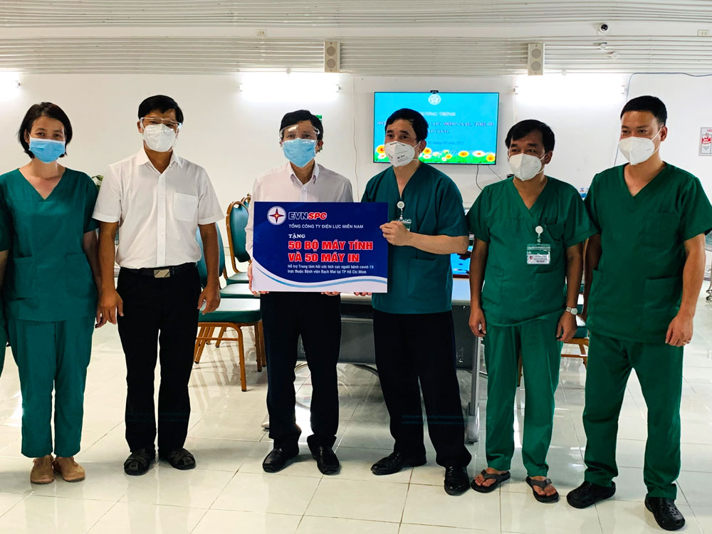 Trao tặng 100 bộ máy tính và 100 máy in cho Trung tâm Hồi sức tích cực người bệnh Covid-19 Bệnh viện Bạch Mai tại TP HCM
