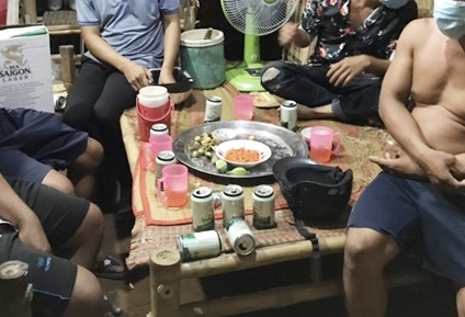 Tụ tập uống rượu lúc giãn cách xã hội, 5 người bị phạt 55 triệu đồng