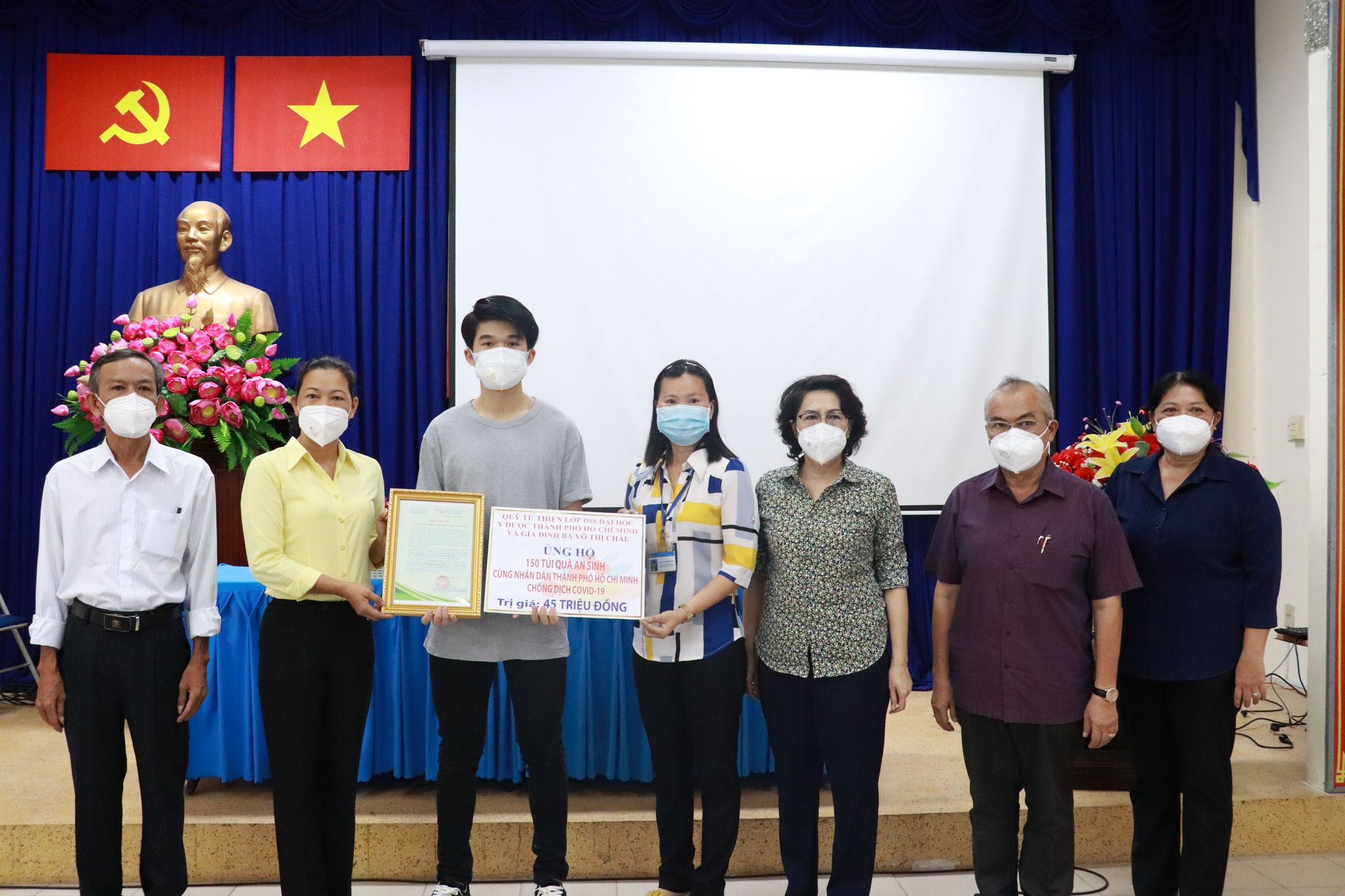 Lãnh đạo TP HCM trao túi an sinh cho người dân khó khăn ở Nhà Bè