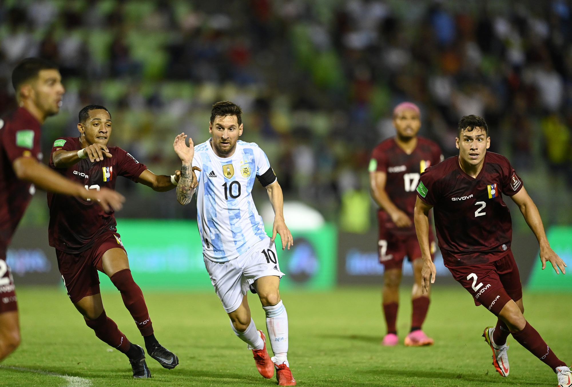 Messi bị triệt hạ, "tân vương" Argentina thắng nhàn nhã Venezuela