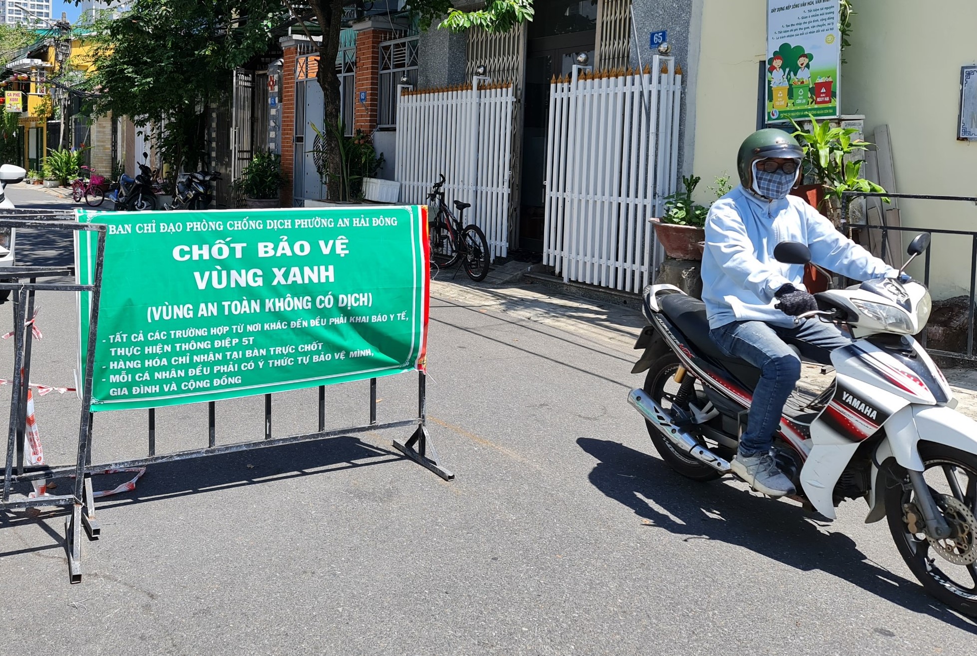Đà Nẵng: Nhiều nơi vẫn chưa dỡ rào chắn, người dân đi lại bất tiện