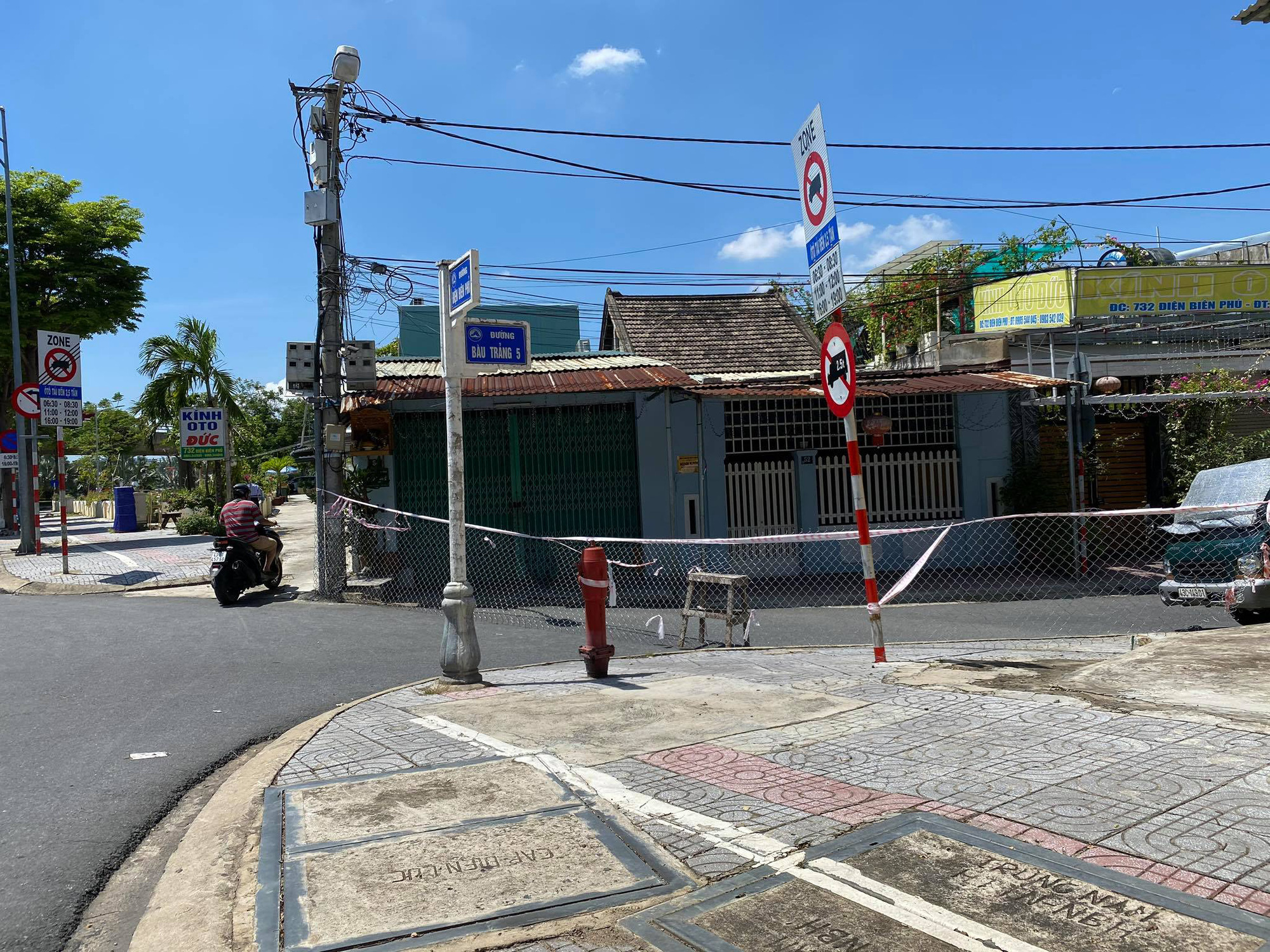Đ&agrave; Nẵng: Nhiều nơi vẫn chưa dỡ r&agrave;o chắn, người d&acirc;n đi lại bất tiện - Ảnh 7.
