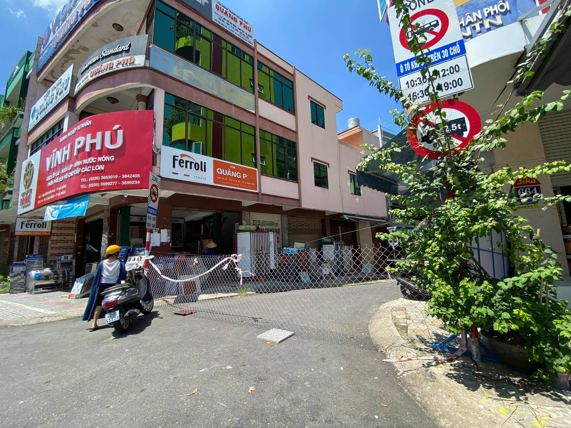 Đ&agrave; Nẵng: Nhiều nơi vẫn chưa dỡ r&agrave;o chắn, người d&acirc;n đi lại bất tiện - Ảnh 6.