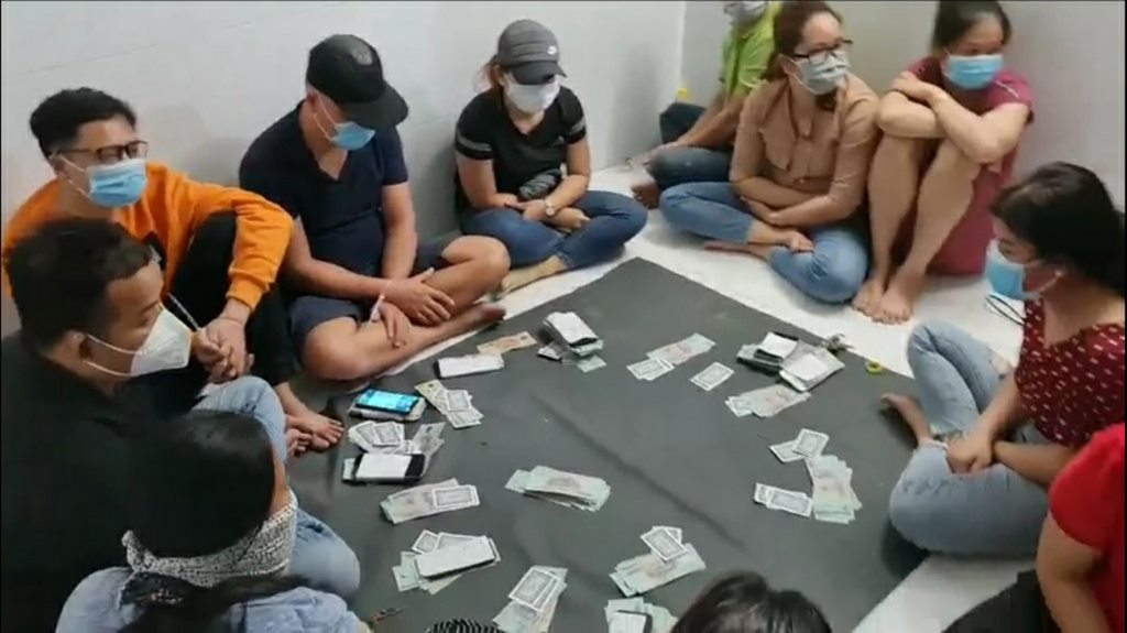 Dùng giấy đi đường chở các "quý tử" đi đánh bạc