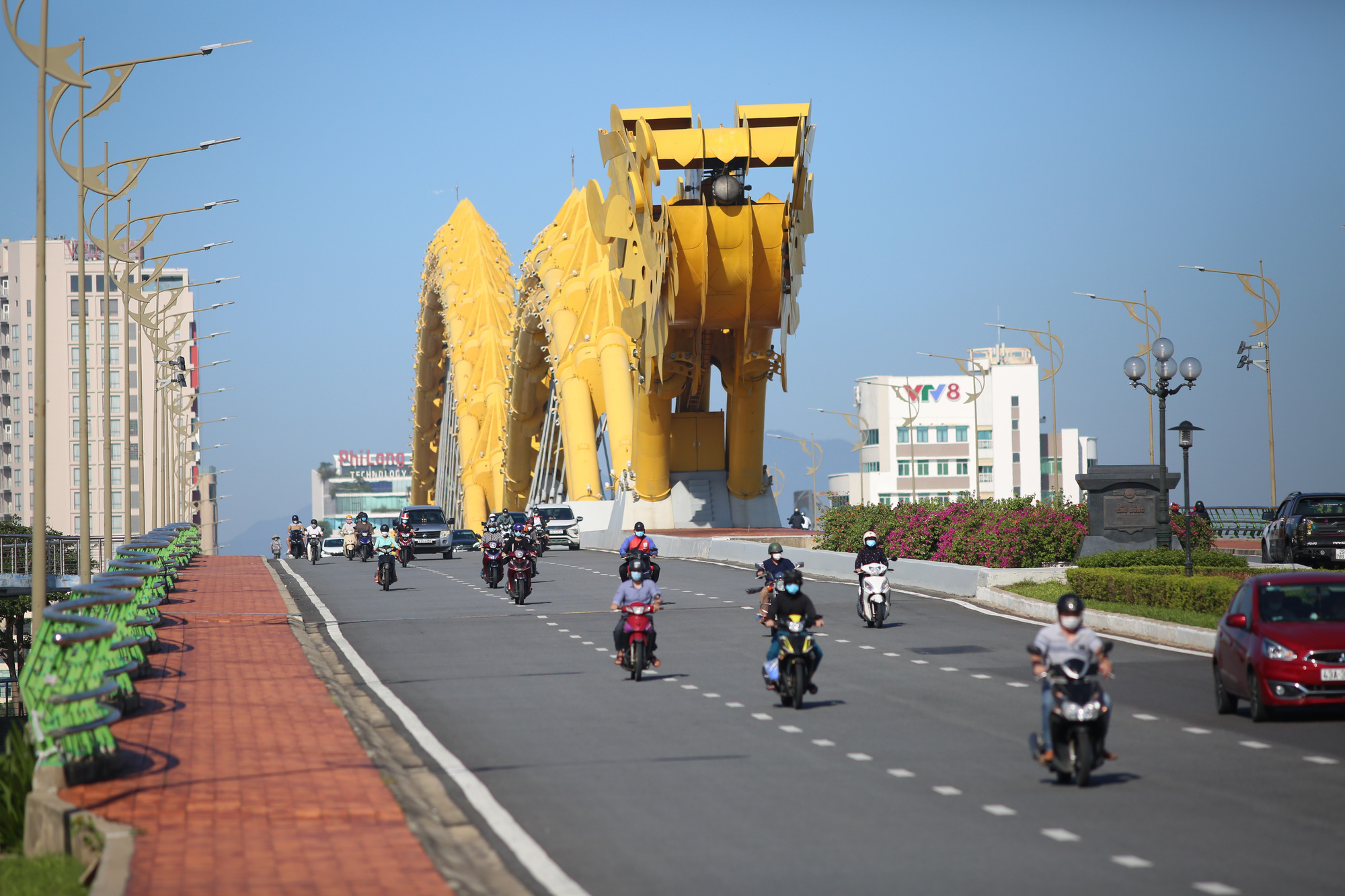 Đường phố Đà Nẵng đông đúc trở lại trong ngày đầu chuyển sang trạng thái mới