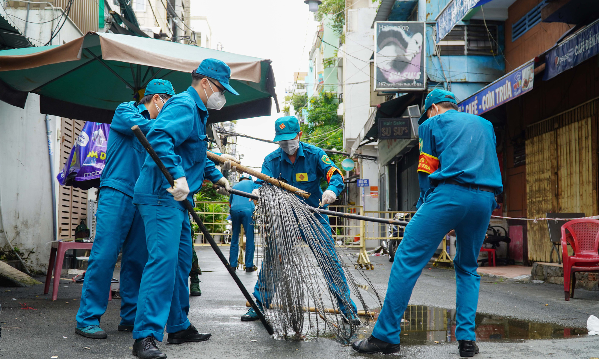 Gỡ bỏ r&agrave;o chắn, đường phố TP HCM th&ocirc;ng tho&aacute;ng trở lại - Ảnh 5.