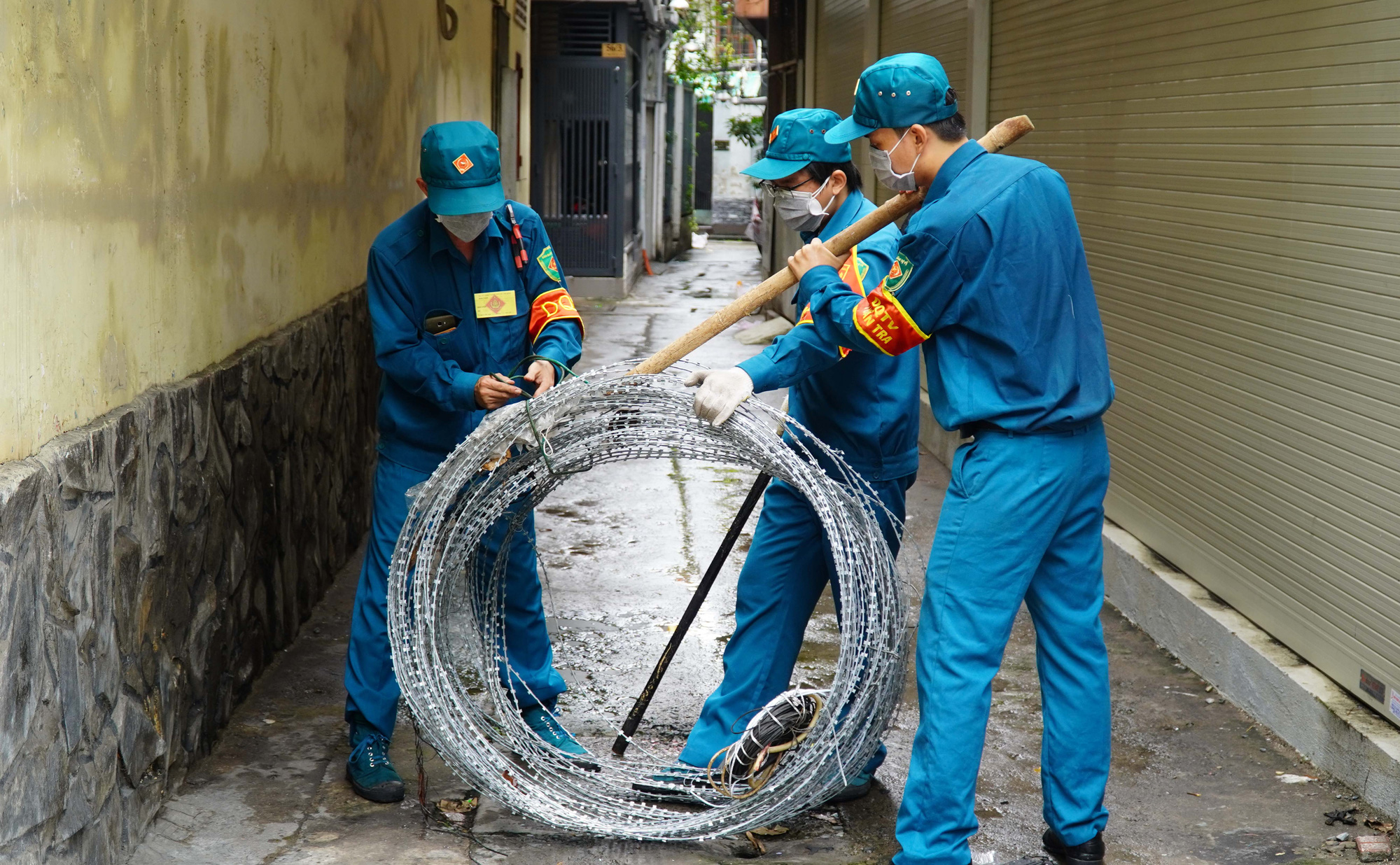 Gỡ bỏ r&agrave;o chắn, đường phố TP HCM th&ocirc;ng tho&aacute;ng trở lại - Ảnh 6.