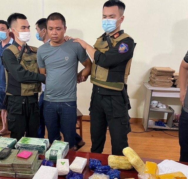 Ph&aacute; đường d&acirc;y ma t&uacute;y khủng do 2 anh em ruột tham gia, thu giữ kho s&uacute;ng đạn - Ảnh 1.