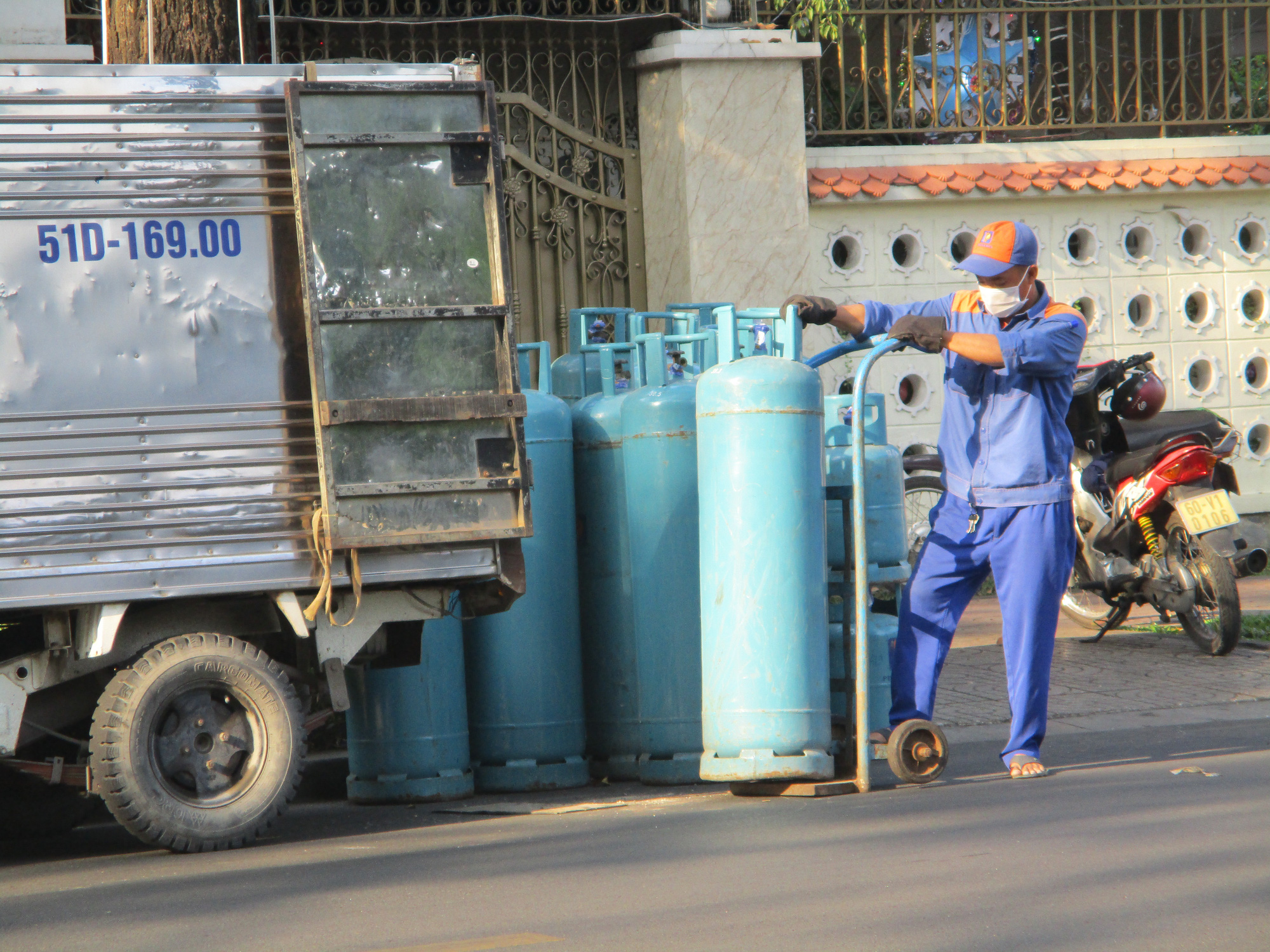Gas tăng giá sốc 42.000 đồng/bình 12 kg từ ngày 1-10