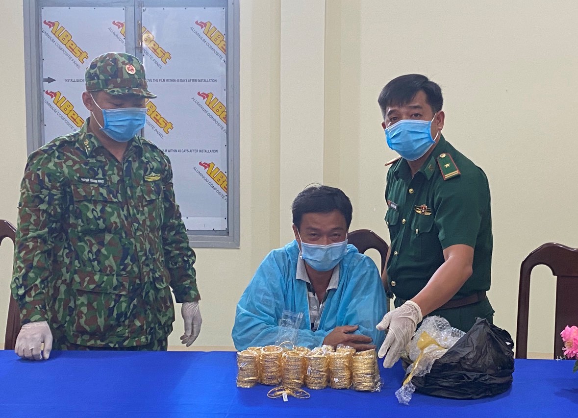 Vận chuyển hơn 2kg vàng qua biên giới, 2 đối tượng “đá qua đá lại”
