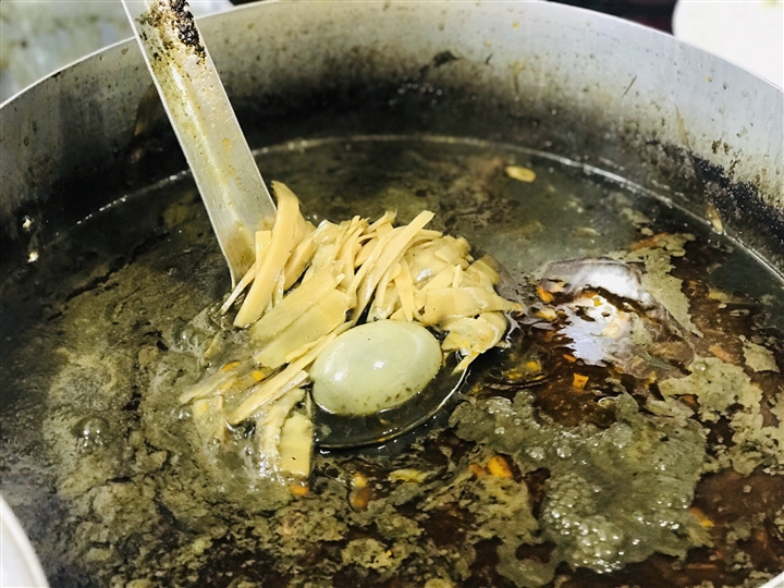 Đặc sản b&uacute;n cua thối của phố n&uacute;i Pleiku, th&aacute;ch bạn nếm thử m&agrave; kh&ocirc;ng bịt mũi - Ảnh 3.