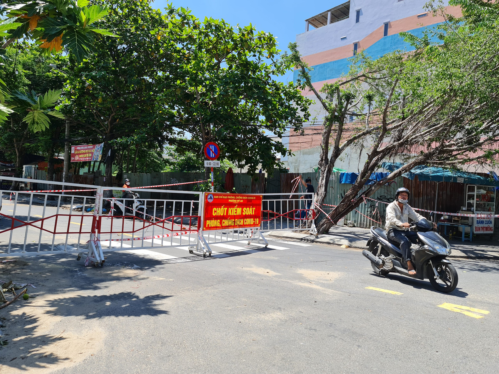 Đ&agrave; Nẵng: Nhiều nơi vẫn chưa dỡ r&agrave;o chắn, người d&acirc;n đi lại bất tiện - Ảnh 5.