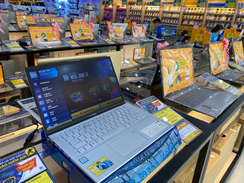 Nhu cầu laptop tăng vọt