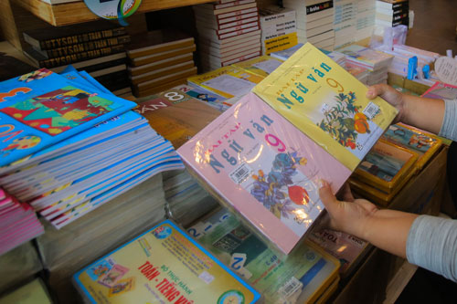 Nh&aacute;o nh&agrave;o t&igrave;m s&aacute;ch gi&aacute;o khoa cho con - Ảnh 1.
