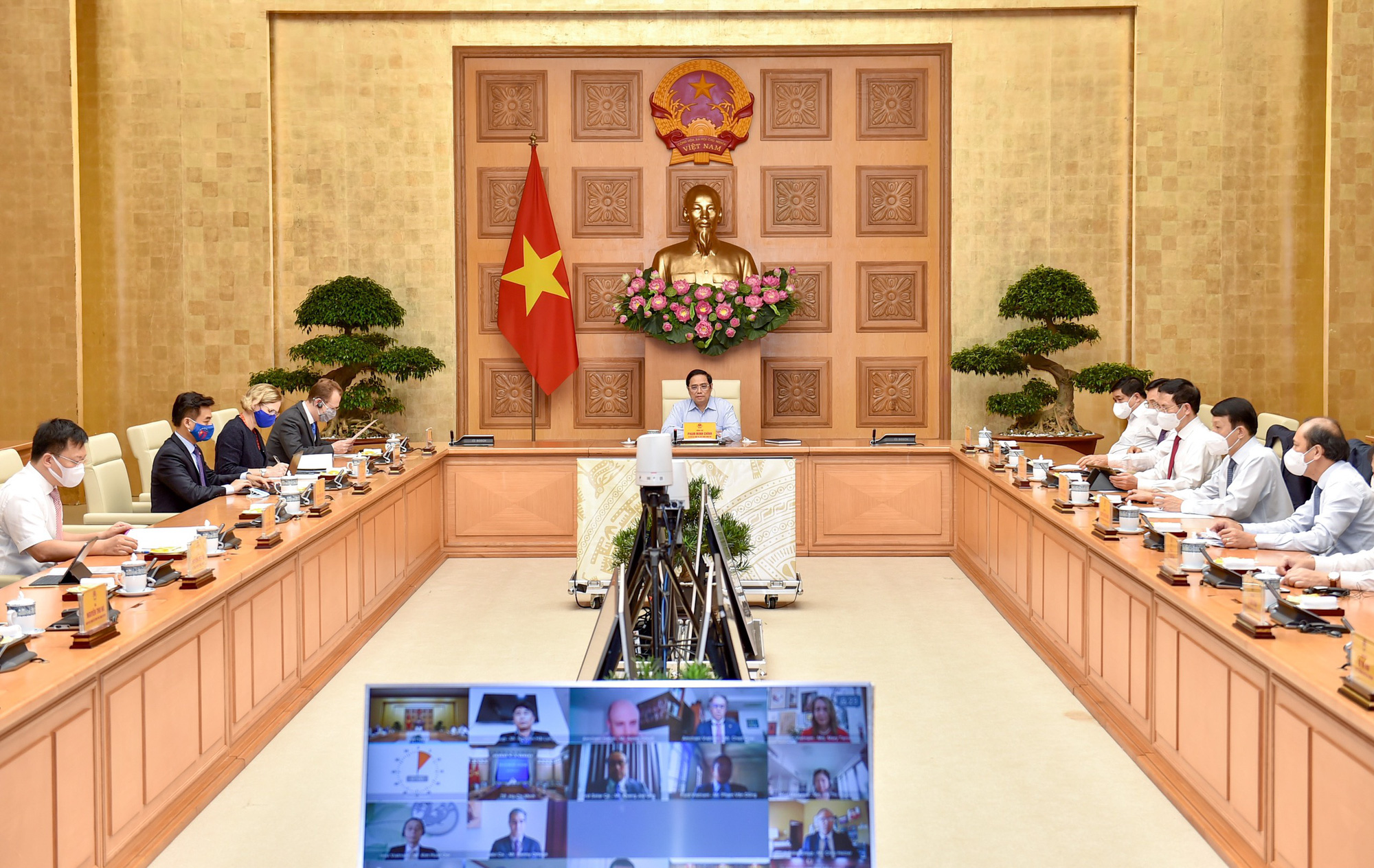 Thủ tướng mong doanh nghiệp Mỹ c&oacute; tiếng n&oacute;i với Ch&iacute;nh phủ Mỹ về vắc-xin - Ảnh 2.