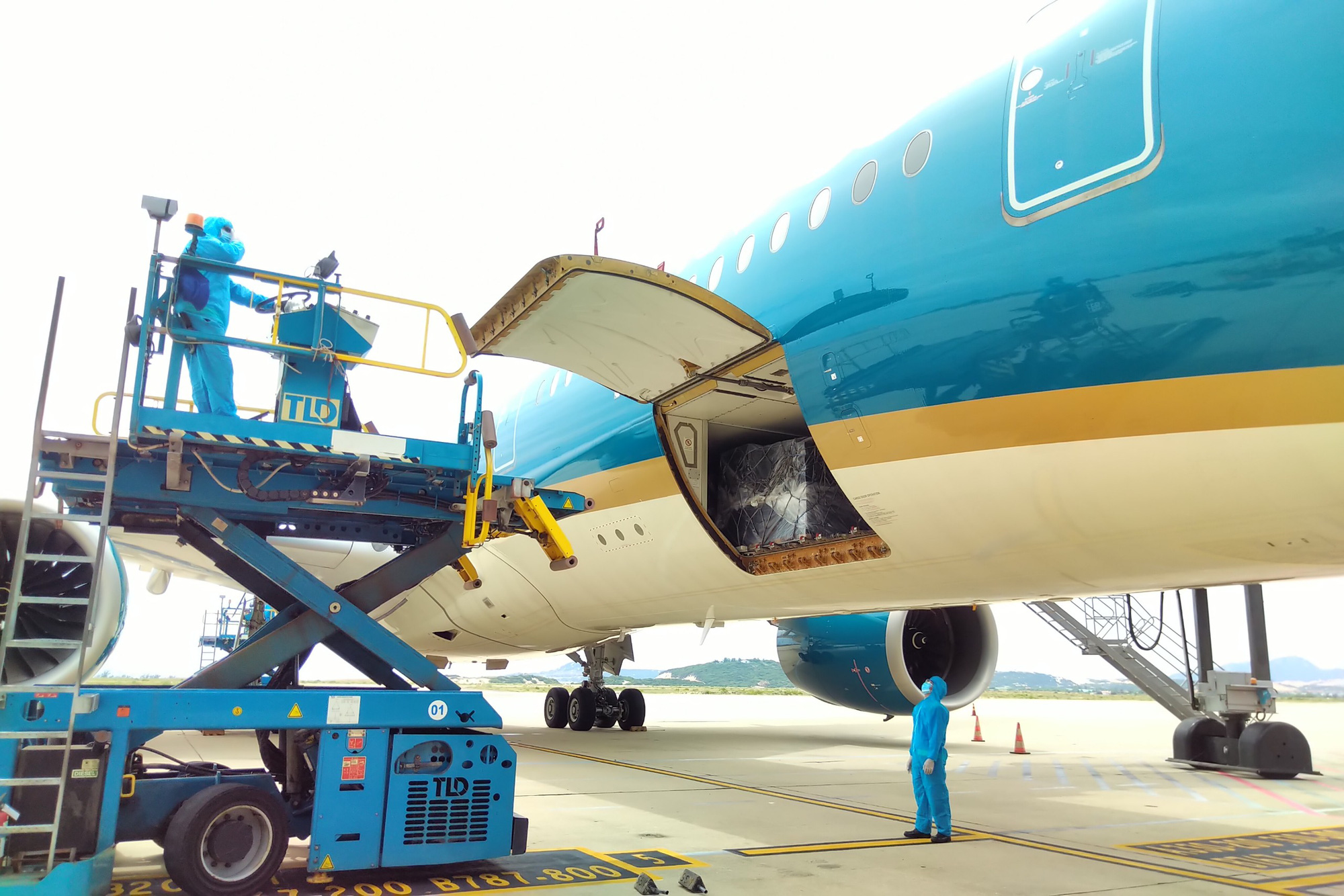 180.000 bộ kit x&eacute;t nghiệm Covid-19 của Đức về s&acirc;n bay Cam Ranh - Ảnh 4.