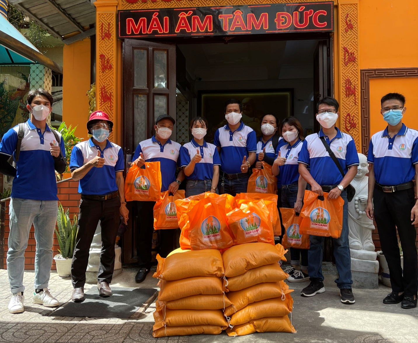 Quỹ Từ thiện Kim Oanh tặng gạo, thực phẩm cho trẻ mồ côi và sinh viên xa quê