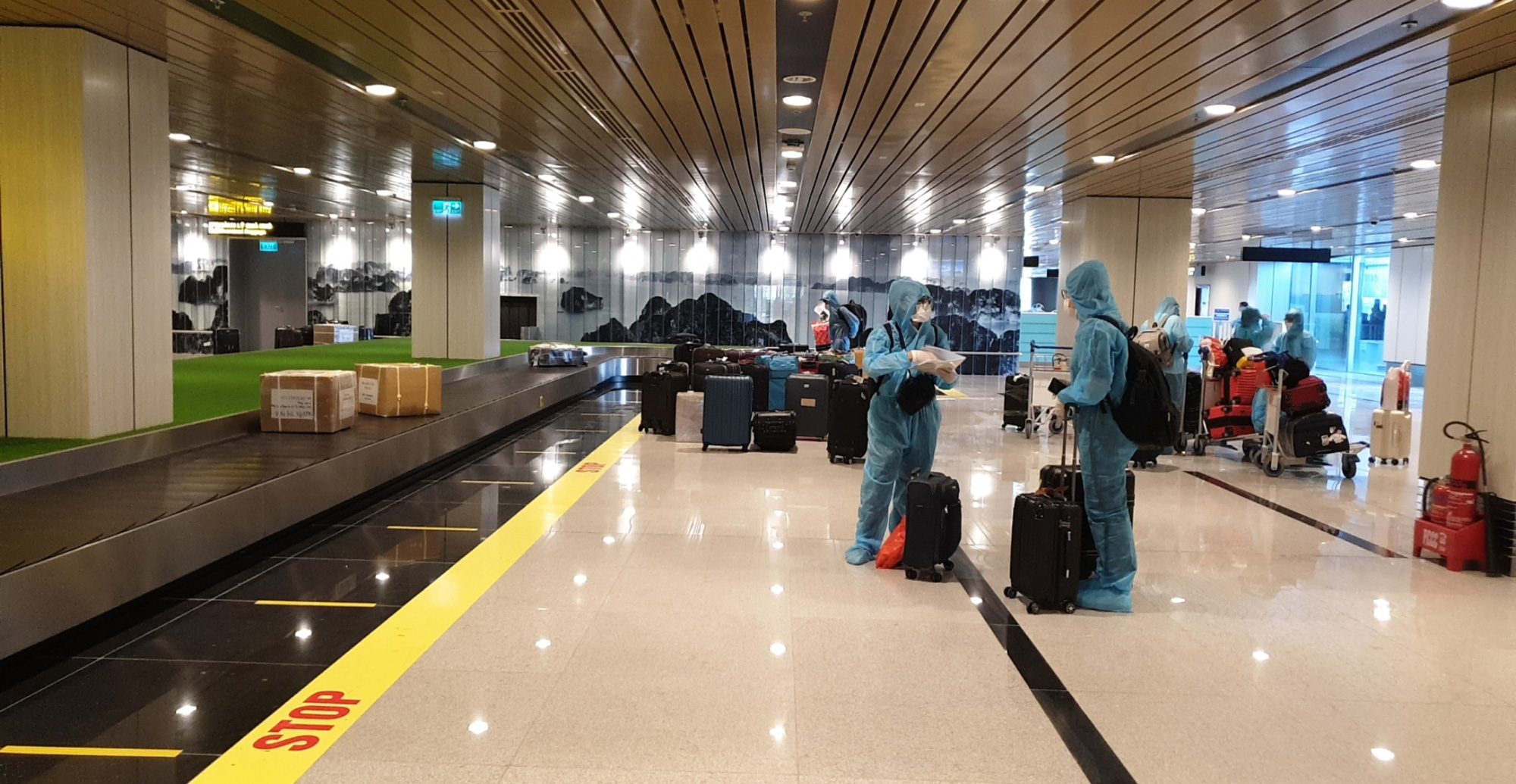 Chuyến bay đầu ti&ecirc;n th&iacute; điểm hộ chiếu vắc-xin đ&atilde; hạ c&aacute;nh tại s&acirc;n bay V&acirc;n Đồn - Ảnh 1.