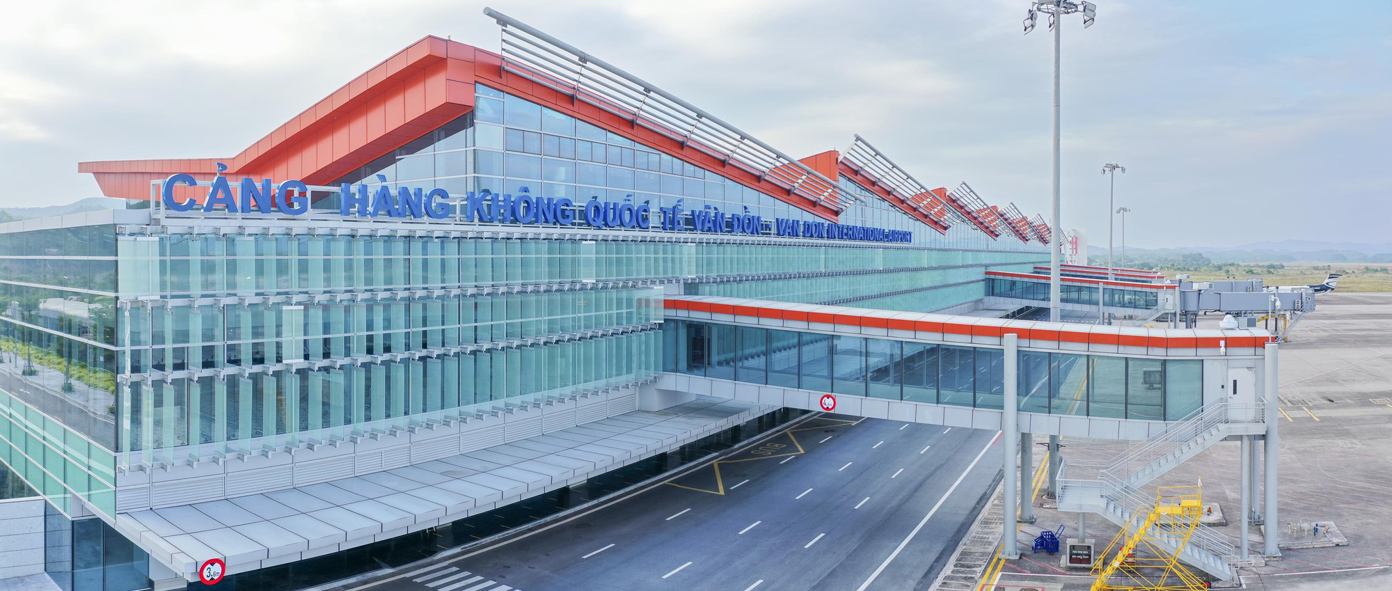 Chuyến bay đầu ti&ecirc;n th&iacute; điểm hộ chiếu vắc-xin đ&atilde; hạ c&aacute;nh tại s&acirc;n bay V&acirc;n Đồn - Ảnh 4.
