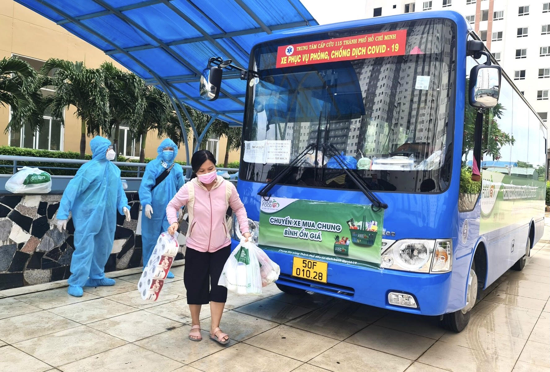 Co.op Food dùng xe buýt giao hàng cho người dân TP HCM