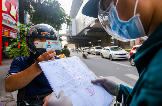 Chủ tịch H&agrave; Nội: Cấp giấy đi đường l&agrave; việc mới v&agrave; kh&oacute;, sẽ c&oacute; biện ph&aacute;p tối ưu - Ảnh 1.