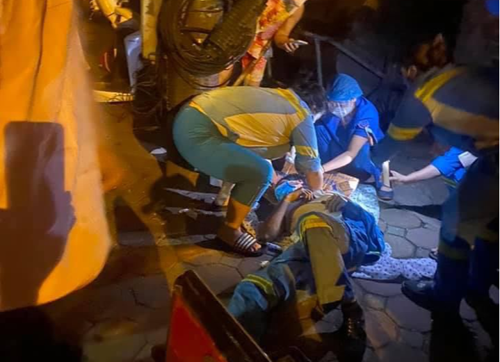 Nam công nhân môi trường bất ngờ bị xe máy tông từ phía sau, văng ra đường