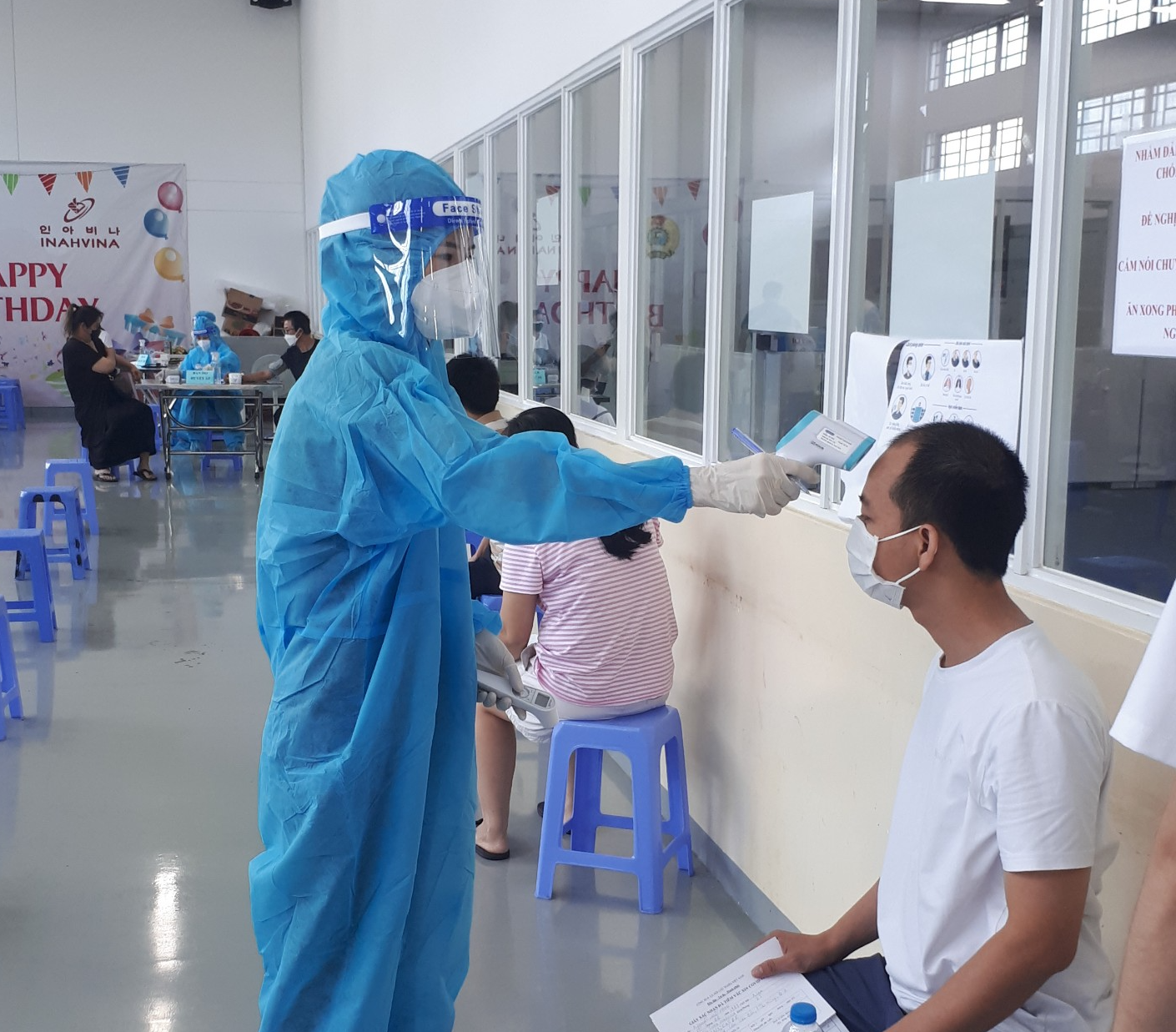 Ti&ecirc;m mũi 2 vắc-xin ph&ograve;ng Covid-19 cho c&ocirc;ng nh&acirc;n &ldquo;3 tại chỗ&rdquo; - Ảnh 3.