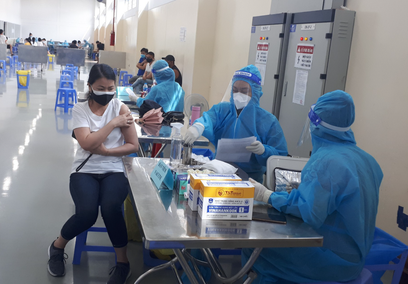 Tiêm mũi 2 vắc-xin phòng Covid-19 cho công nhân “3 tại chỗ”