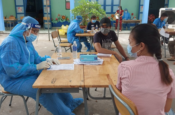 Trước 15-9: H&agrave; Nội, TP HCM v&agrave; 3 tỉnh kh&aacute;c phải ho&agrave;n th&agrave;nh ti&ecirc;m mũi 1 vắc-xin Covid-19 - Ảnh 1.