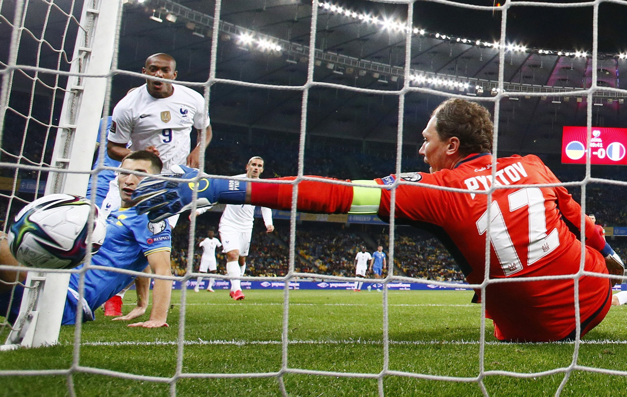 Anthony Martial cứu rỗi, Ph&aacute;p may mắn tho&aacute;t hiểm tr&ecirc;n s&acirc;n Ukraine - Ảnh 4.