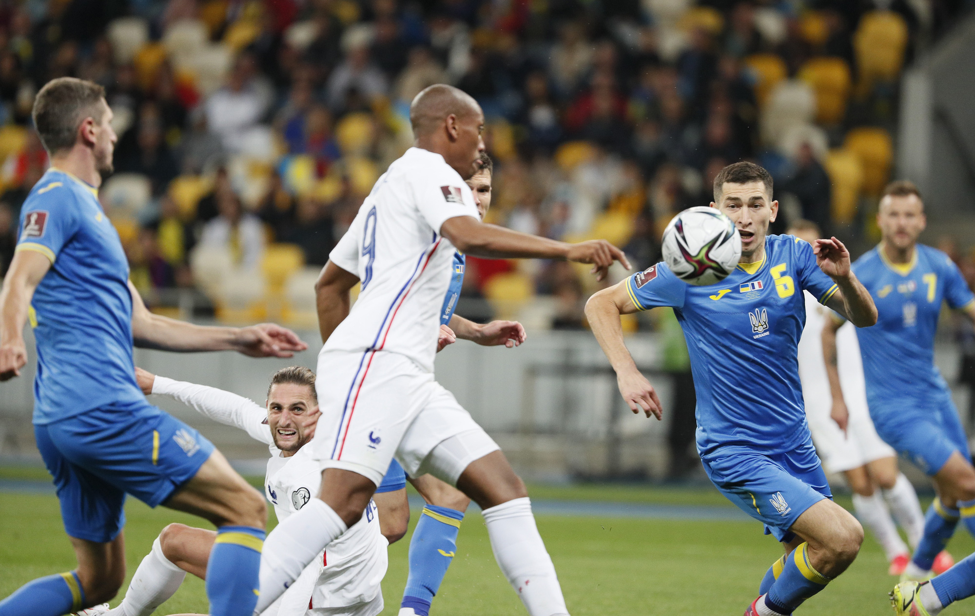 Anthony Martial cứu rỗi, Ph&aacute;p may mắn tho&aacute;t hiểm tr&ecirc;n s&acirc;n Ukraine - Ảnh 3.