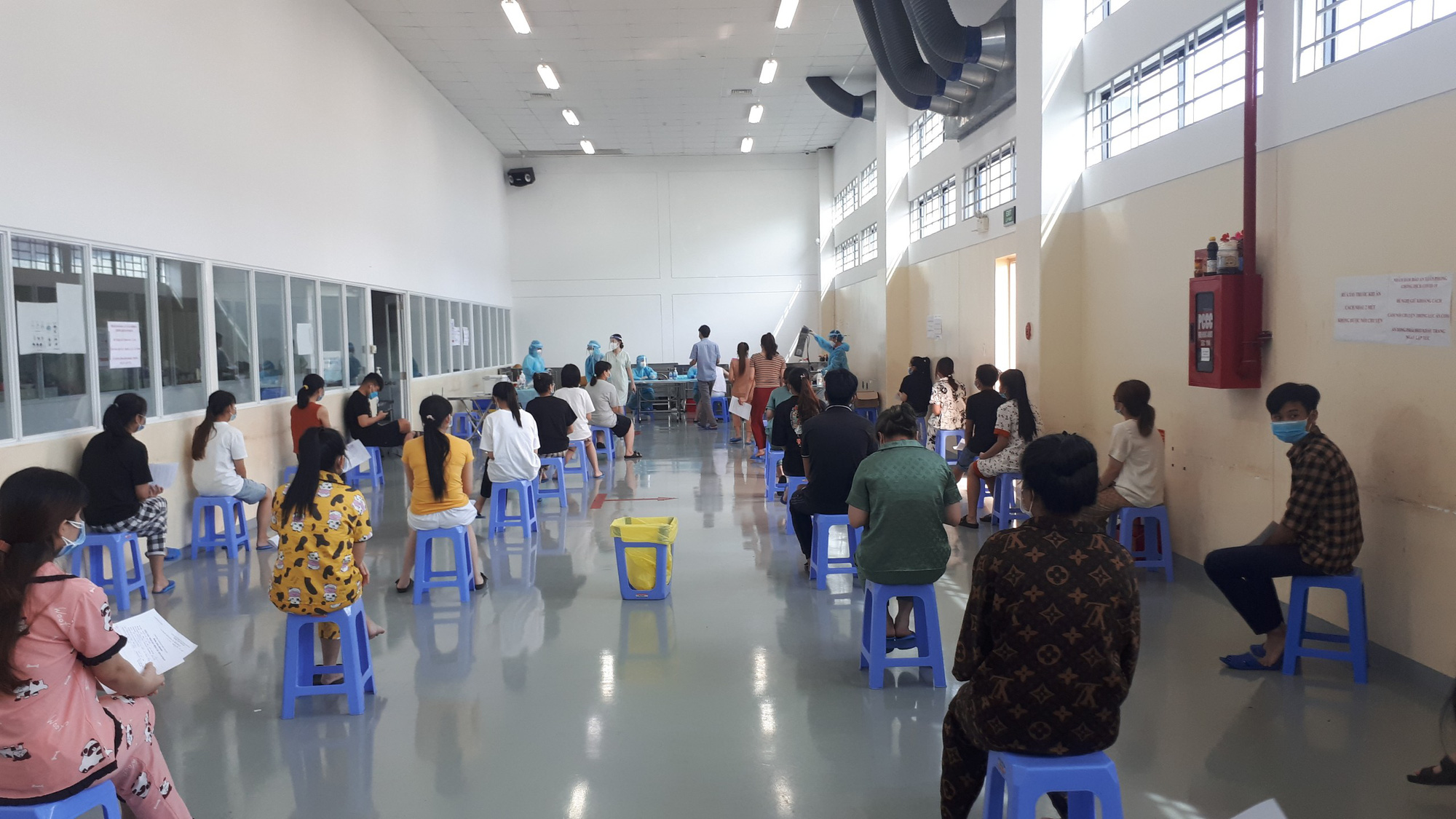 Ti&ecirc;m mũi 2 vắc-xin ph&ograve;ng Covid-19 cho c&ocirc;ng nh&acirc;n &ldquo;3 tại chỗ&rdquo; - Ảnh 2.