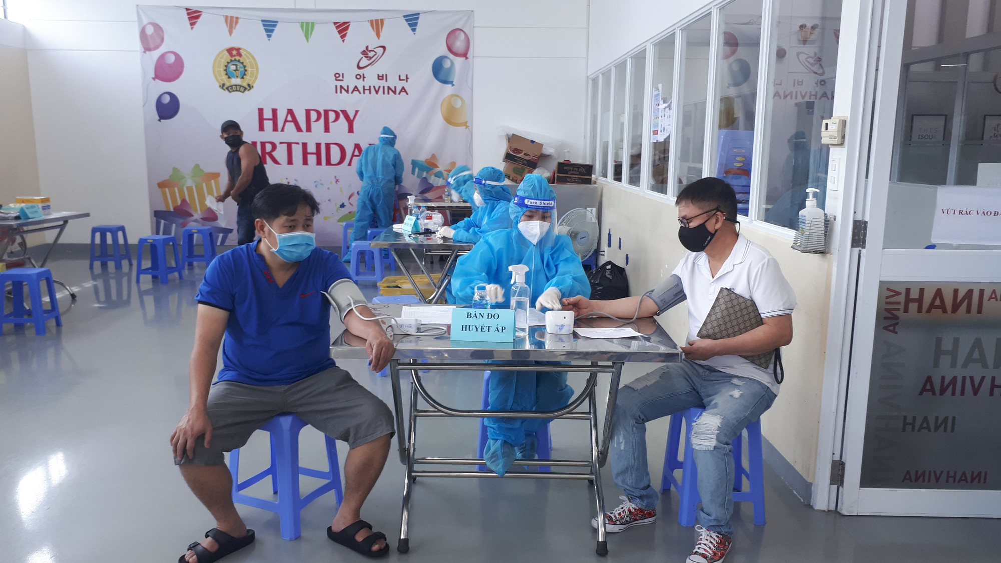 Ti&ecirc;m mũi 2 vắc-xin ph&ograve;ng Covid-19 cho c&ocirc;ng nh&acirc;n &ldquo;3 tại chỗ&rdquo; - Ảnh 1.