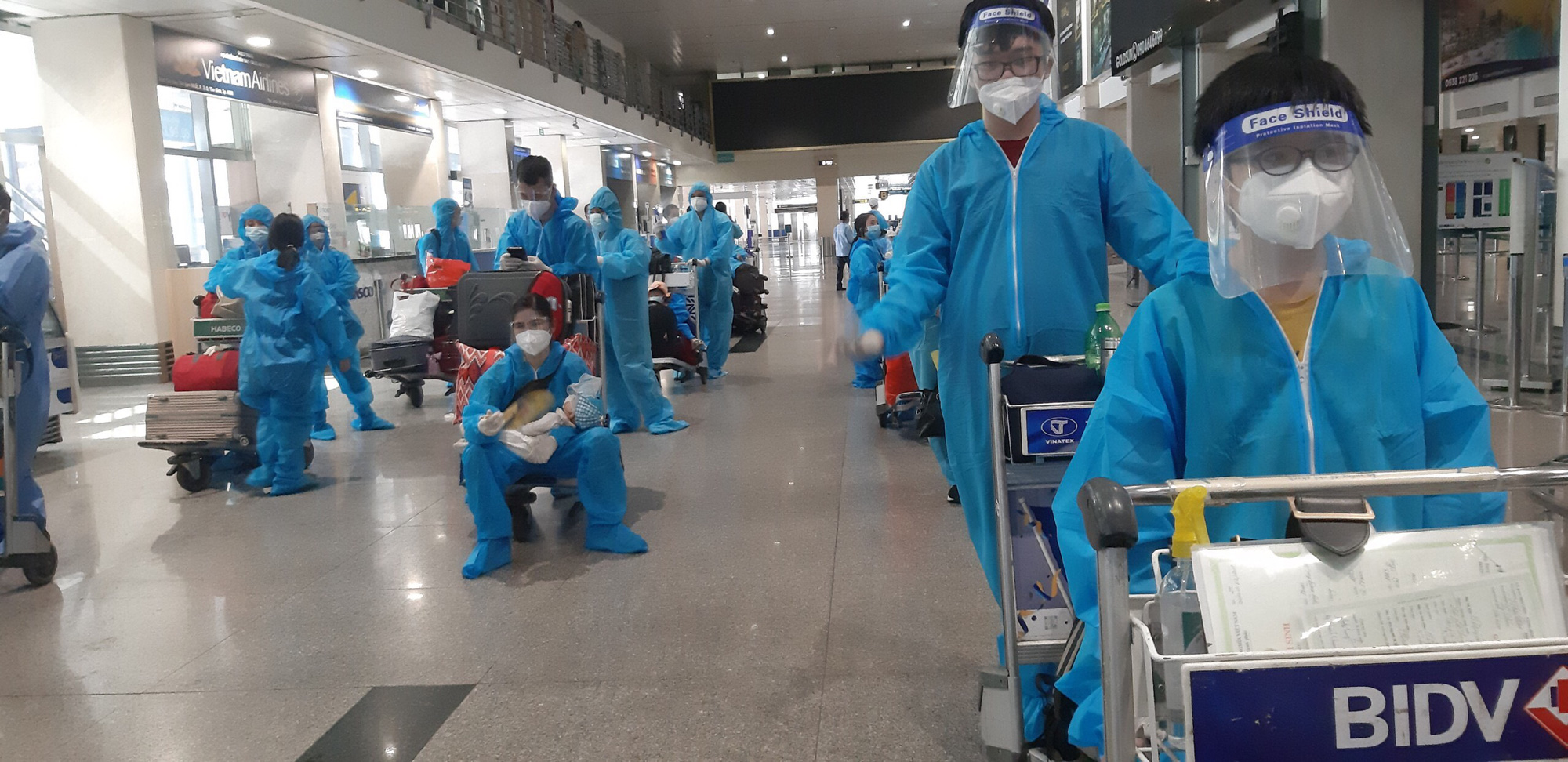 3 chuyến bay đ&oacute;n 616 c&ocirc;ng d&acirc;n Bắc Giang về qu&ecirc; - Ảnh 3.
