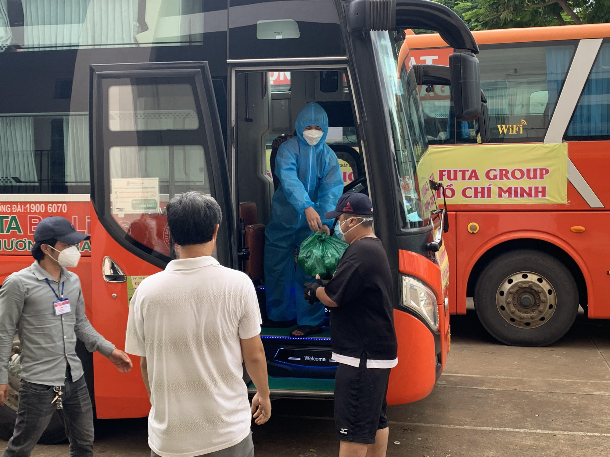 Phương Trang vận chuyển nông sản Đà Lạt gửi tặng người dân TP HCM - Ảnh 2.