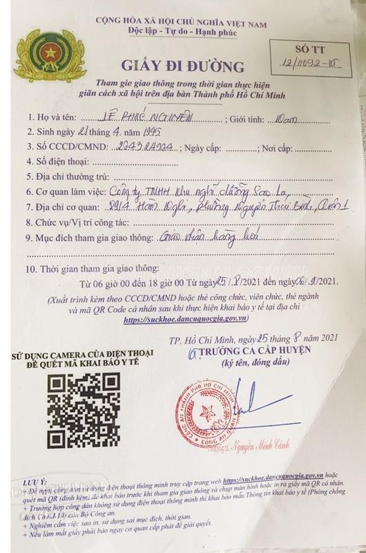 Kiểm so&aacute;t ph&ograve;ng, chống Covid-19, ph&aacute;t hiện t&agrave;i xế taxi mang s&uacute;ng đi giao ma t&uacute;y - Ảnh 3.