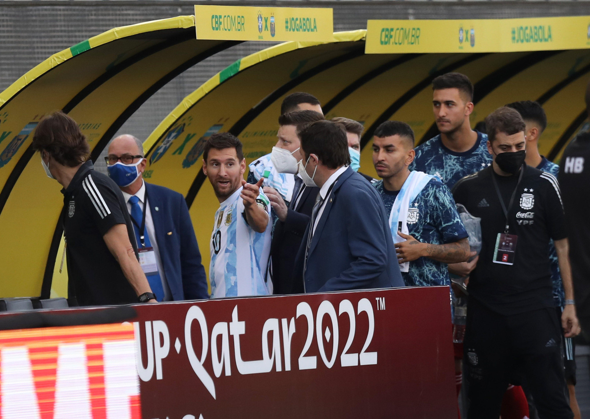 Đại chiến Messi - Neymar tạm hoãn vì cảnh sát