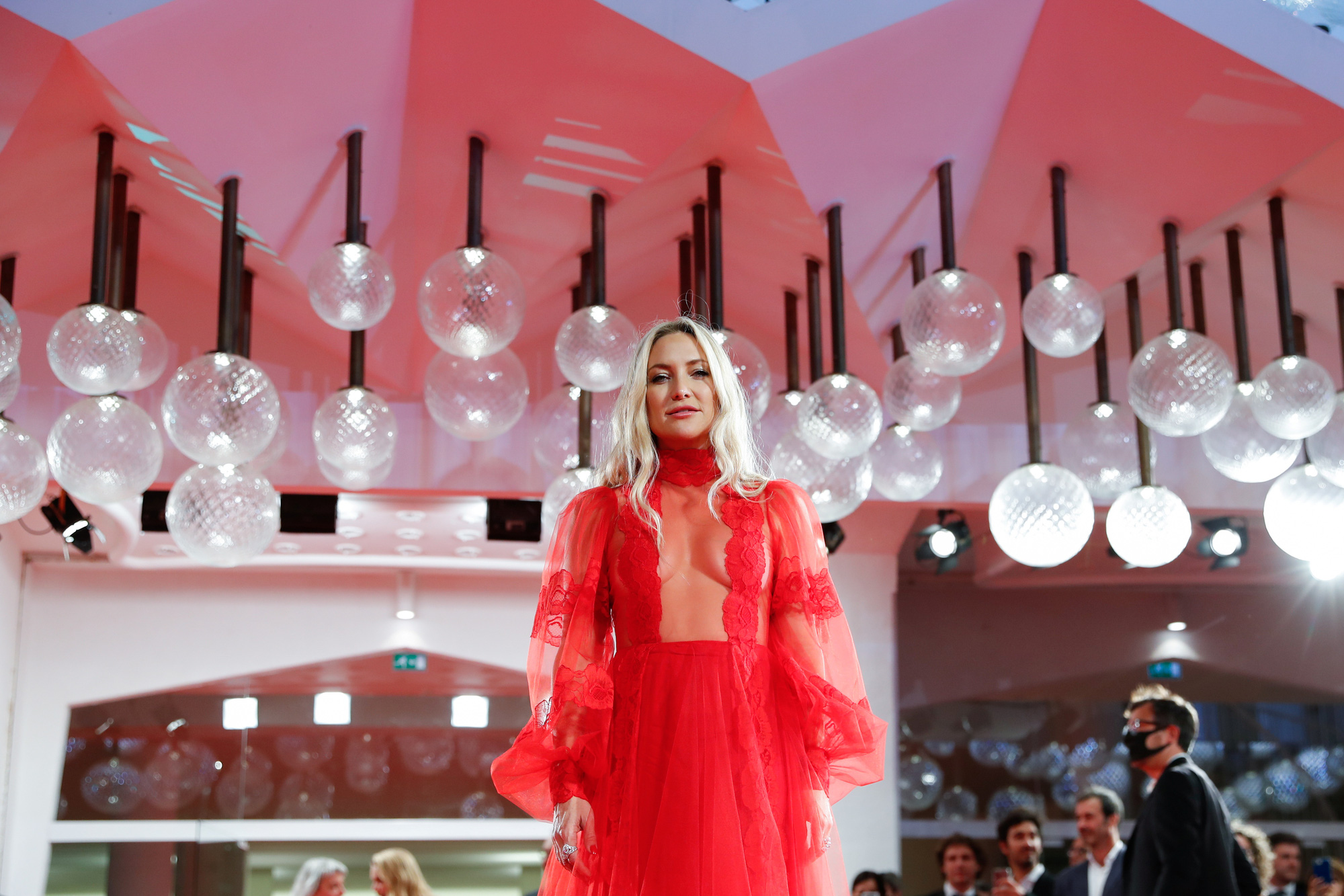Minh tinh Kate Hudson cuốn h&uacute;t tr&ecirc;n thảm đỏ - Ảnh 4.
