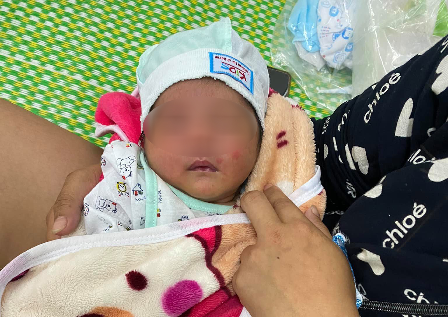 Trẻ sơ sinh 3 ngày tuổi bị bỏ rơi dưới chân núi