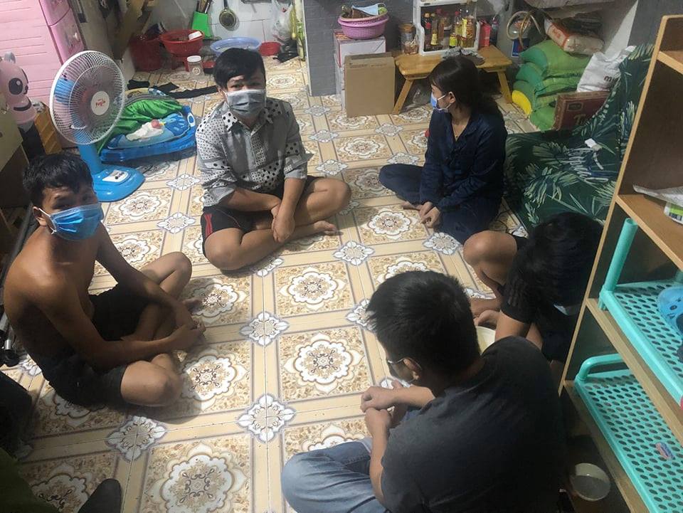 Tụ tập đ&aacute;nh b&agrave;i trả tiền nước, 5 c&ocirc;ng nh&acirc;n bị xử phạt gần 70 triệu đồng - Ảnh 1.
